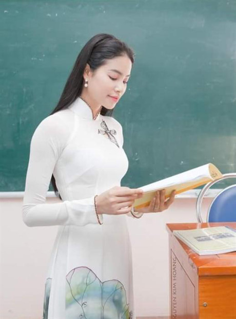 Ngắm trang phục của sao Việt khi đứng trên bục giảng - Ảnh 10 Ngam trang phuc cua sao Viet khi dung tren buc giang - Anh 10