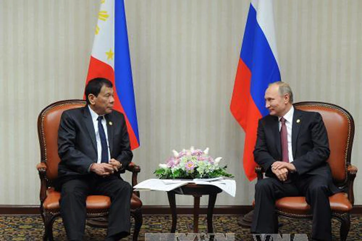 Tổng thống Nga Vladimir Putin (phải) và Tổng thống Philippines Rodrigo Duterte (trái) đã có cuộc hội đàm bên lề Hội nghị APEC. Ảnh: EPA/TTXVN