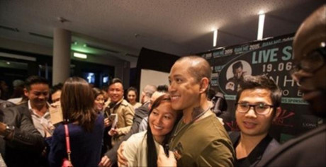 Sau khi cưới vợ, Tuấn Hưng đã làm thế này với fans nữ! - Ảnh 2 Sau khi cuoi vo, Tuan Hung da lam the nay voi fans nu! - Anh 2