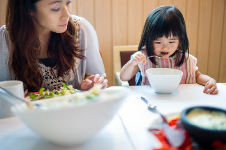Bí quyết dạy con ngoan của người Pháp các bà mẹ nên học - Ảnh 4 Bi quyet day con ngoan cua nguoi Phap cac ba me nen hoc - Anh 4