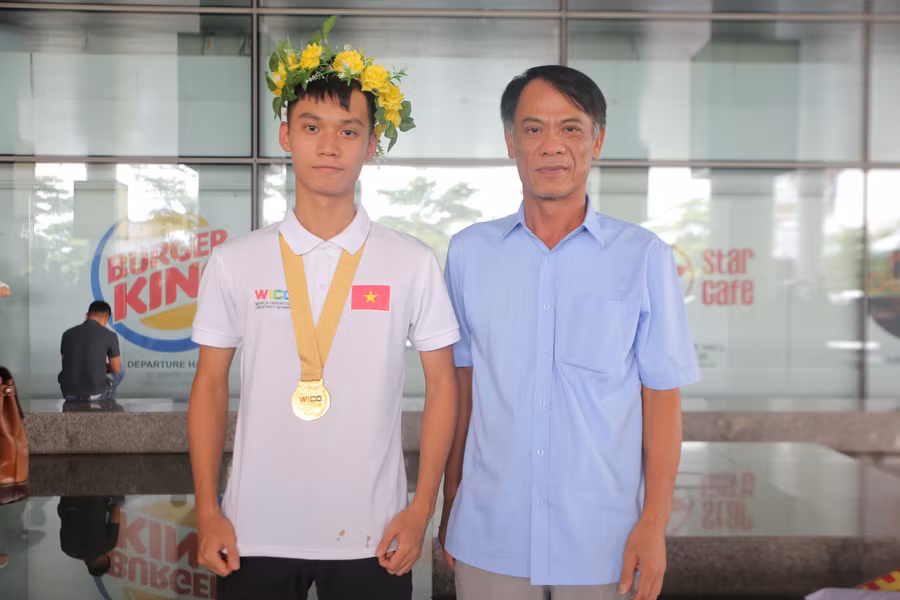 Học sinh Nguyễn Phan Quốc An, trường THPT chuyên Hoàng Văn Thụ, tỉnh Hòa Bình. Học sinh Nguyễn Phan Quốc An, trường THPT chuyên Hoàng Văn Thụ, tỉnh Hòa Bình.