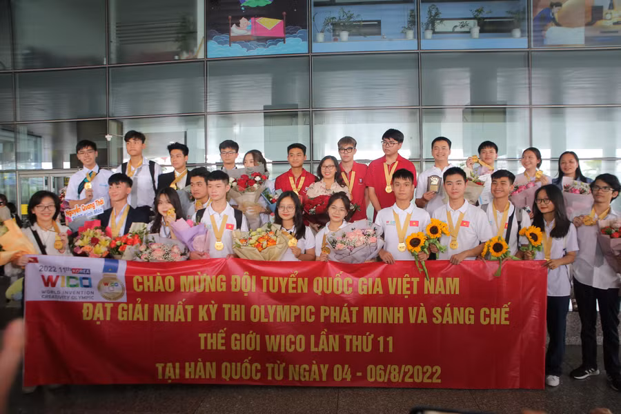 Đoàn học sinh Việt Nam tham dự kỳ thi WICO 2022.