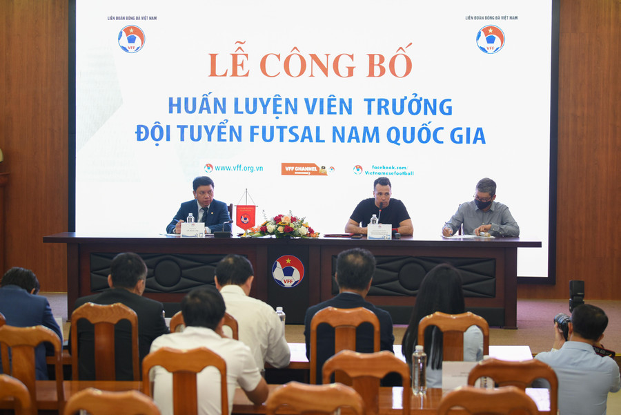 HLV Gustozzi Diego Raul phát biểu trong lễ ra mắt và trả lời câu hỏi của báo chí. HLV Gustozzi Diego Raul phát biểu trong lễ ra mắt và trả lời câu hỏi của báo chí.