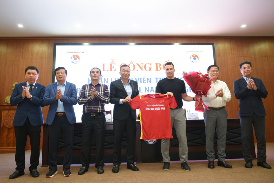 Quyền Chủ tịch LĐBĐVN Trần Quốc Tuấn trao áo thi đấu của đội tuyển cho tân HLV trưởng Gustozzi Diego Raul. Quyền Chủ tịch LĐBĐVN Trần Quốc Tuấn trao áo thi đấu của đội tuyển cho tân HLV trưởng Gustozzi Diego Raul.