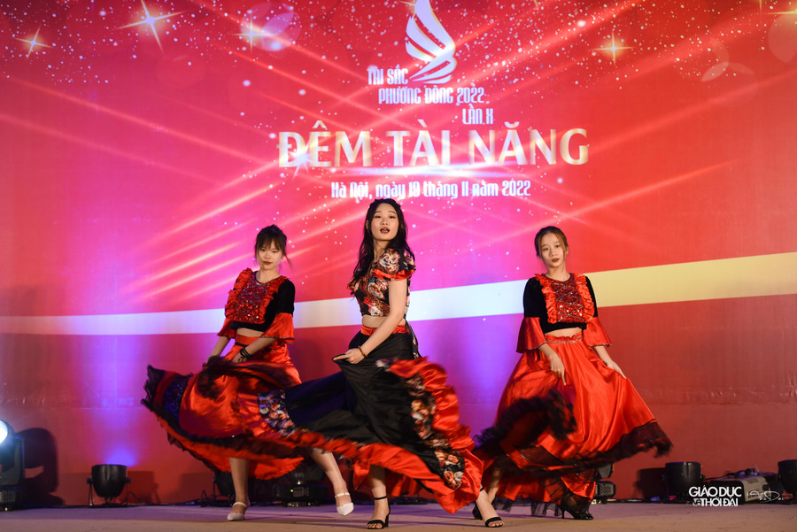 Thí sinh Võ Diệu Hiền đốt cháy sân khấu với tiết mục nhảy flameco điêu luyện.