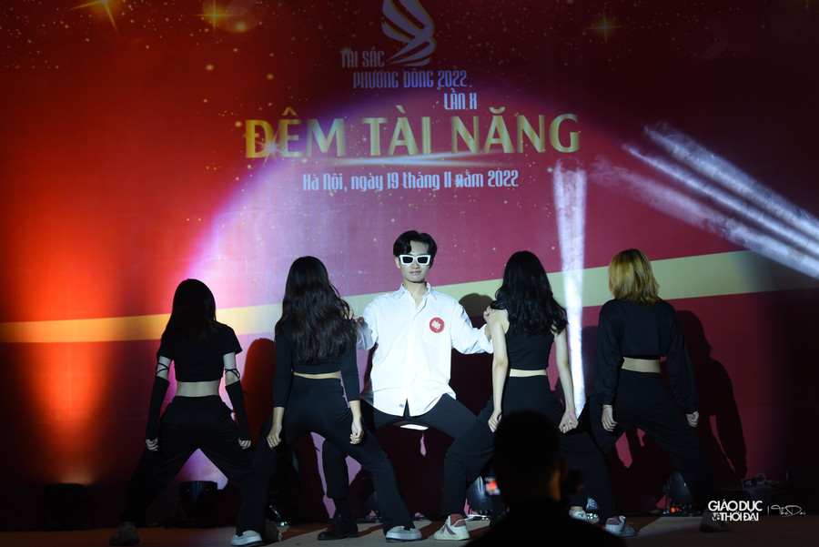 Thí sinh Trịnh Hải Đăng với tiết mục nhảy mashup sôi động.