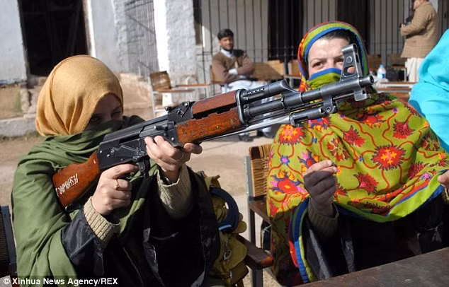 Giáo viên Pakistan học cách bắn súng để phòng vệ