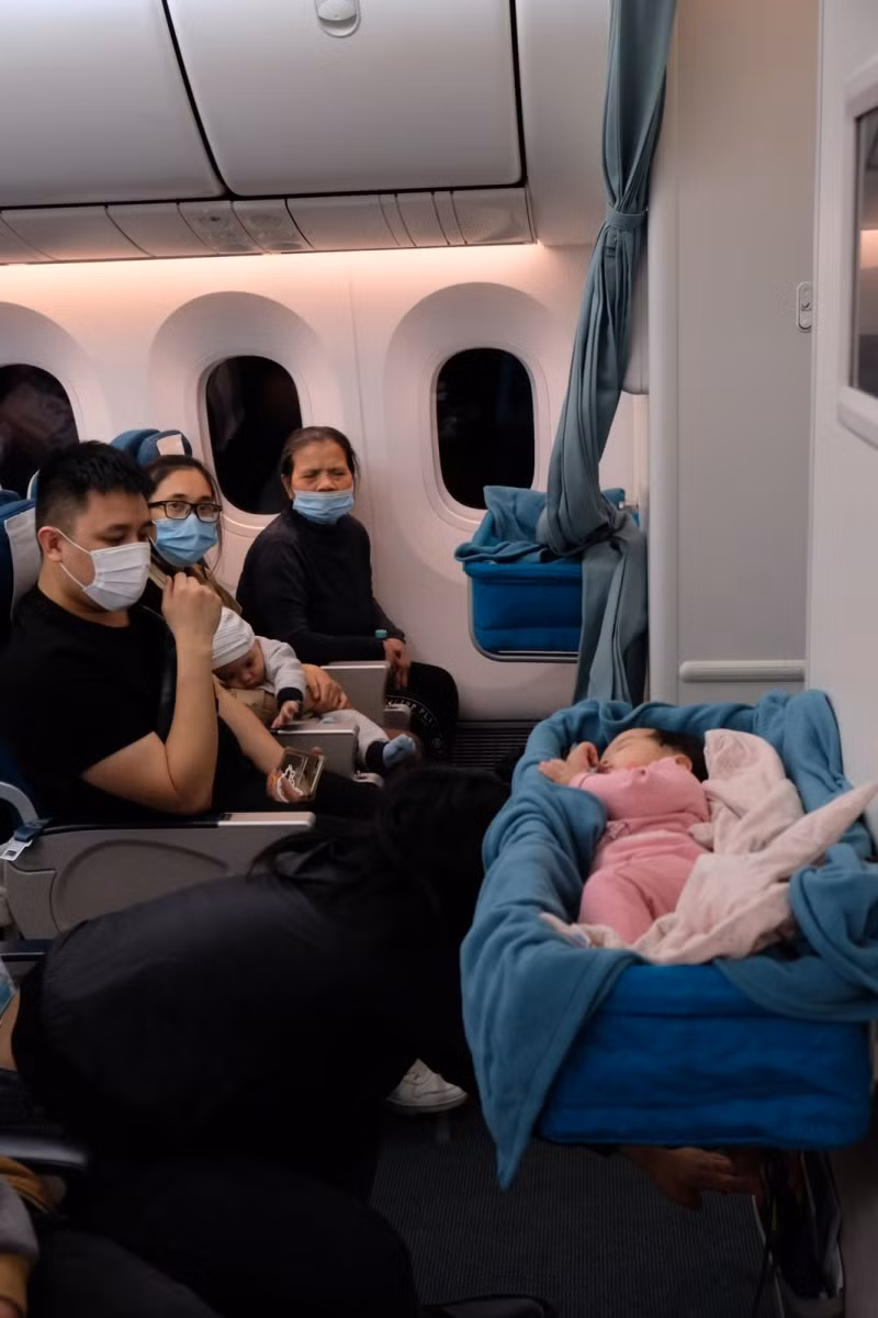 Vỡ oà giây phút đón người thân từ Ukraine về nước ảnh 3