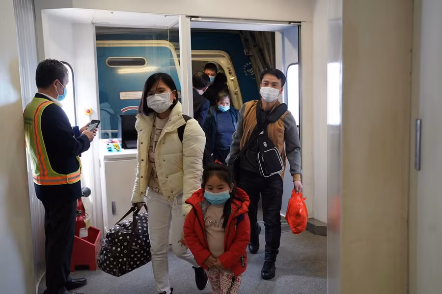 Nhiều người hồi hộp chờ để gặp người thân của mình.