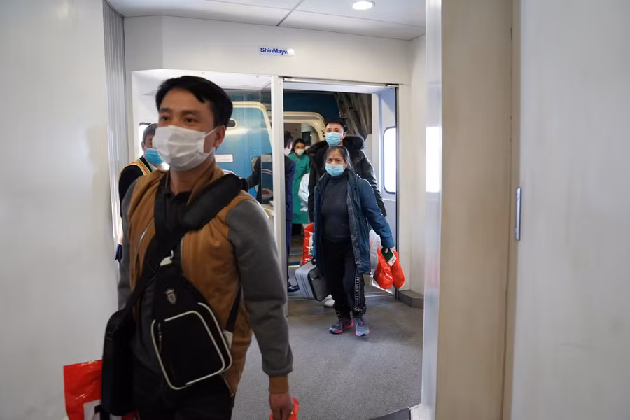 Vỡ oà giây phút đón người thân từ Ukraine về nước ảnh 4