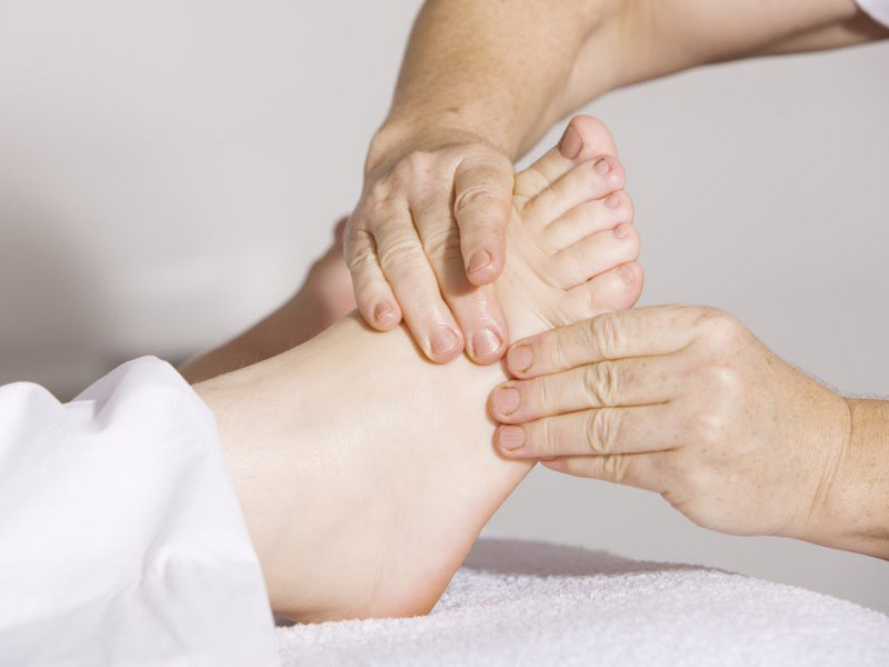Bấm huyệt giúp thông kinh hoạt lạc giúp kích thích ngược hệ thần kinh để phục hồi sau tai biến Bấm huyệt giúp thông kinh hoạt lạc giúp kích thích ngược hệ thần kinh để phục hồi sau tai biến