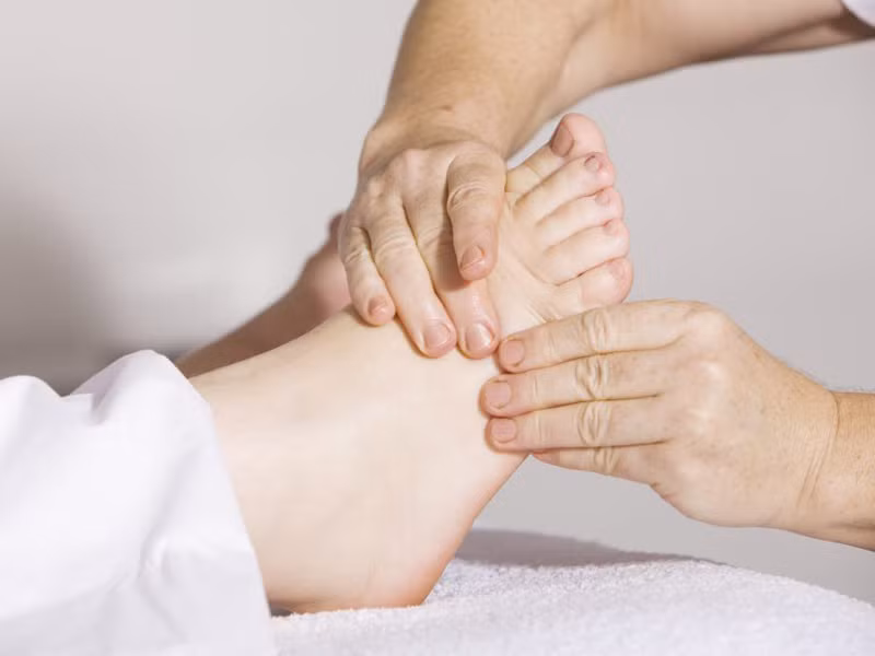 Bấm huyệt giúp thông kinh hoạt lạc giúp kích thích ngược hệ thần kinh để phục hồi sau tai biến