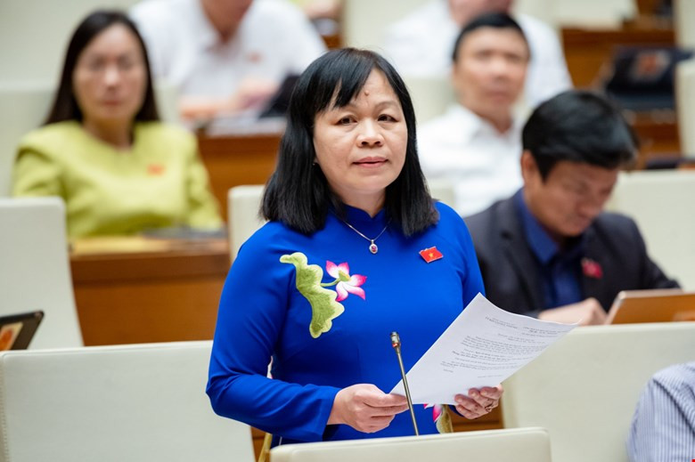 Đại biểu Nguyễn Thị Mai Hoa - Đoàn ĐBQH tỉnh Đồng Tháp phát biểu chiều 31/10.