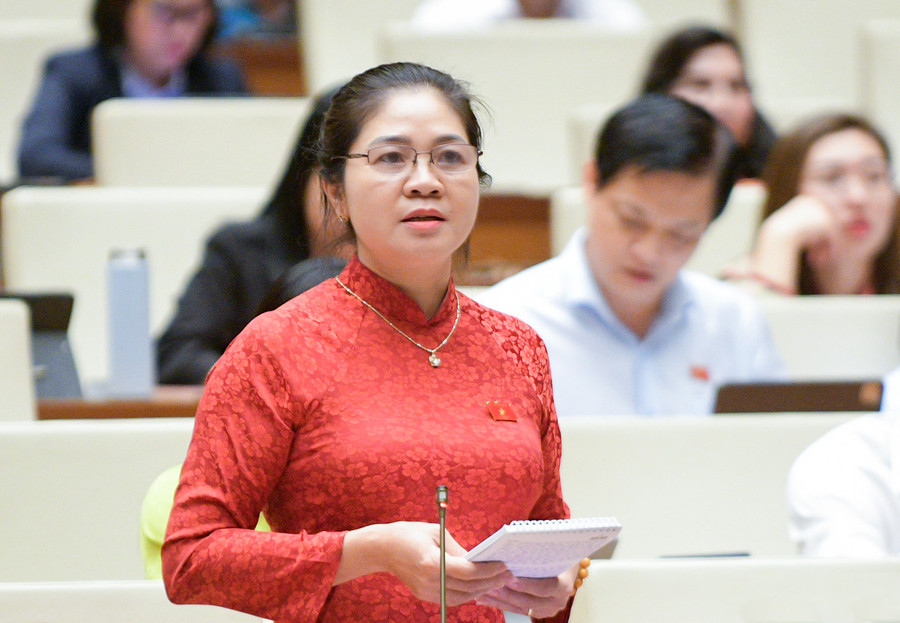 Đại biểu Leo Thị Lịch phát biểu tranh luận. Đại biểu Leo Thị Lịch phát biểu tranh luận.