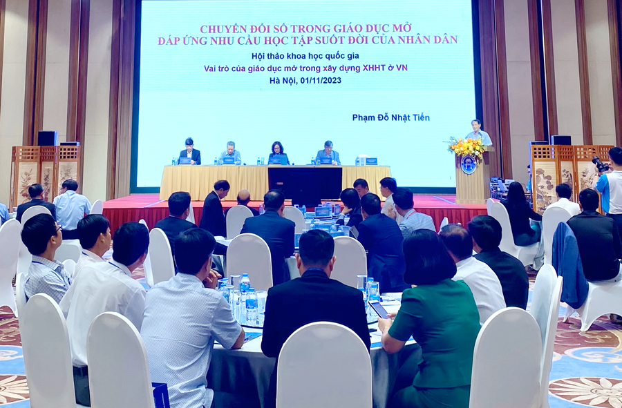 TSKH Phạm Đỗ Nhật Tiến tham luận tại Hội thảo. TSKH Phạm Đỗ Nhật Tiến tham luận tại Hội thảo.