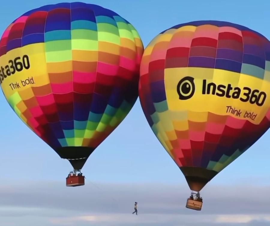 Rafael Bridi đi bộ trên dây treo lơ lửng giữa hai khinh khí cầu trong màn trình diễn ở thành phố Florianopolis, Brazil. Ảnh: Instagram Rafael Bridi. Rafael Bridi đi bộ trên dây treo lơ lửng giữa hai khinh khí cầu trong màn trình diễn ở thành phố Florianopolis, Brazil. Ảnh: Instagram Rafael Bridi.