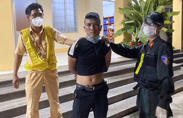 Nguyễn Xuân Thịnh bị cơ quan chức năng khống chế, bắt giữ. Ảnh: Công an Bình Thuận.