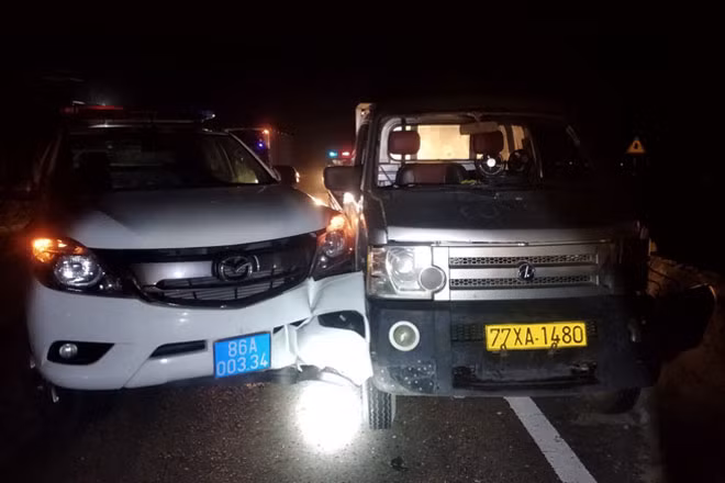 Lực lượng chức năng điều khiển phương tiện truy bắt chiếc xe do Nguyễn Xuân Thịnh điều khiển. Ảnh: Công an Bình Thuận.