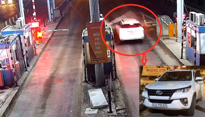 Chiếc xe bán tải chở theo 7 người tông đổ barie trạm thu phí để bỏ trốn. Ảnh: Công an Bình Thuận.