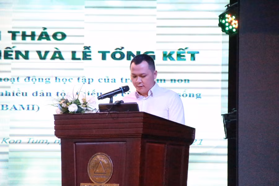 Ông Lù Văn Tú, phụ trách chuyên môn mầm non Phòng GD&amp;ĐT huyện Đăk Tô chia sẻ tại Hội thảo.