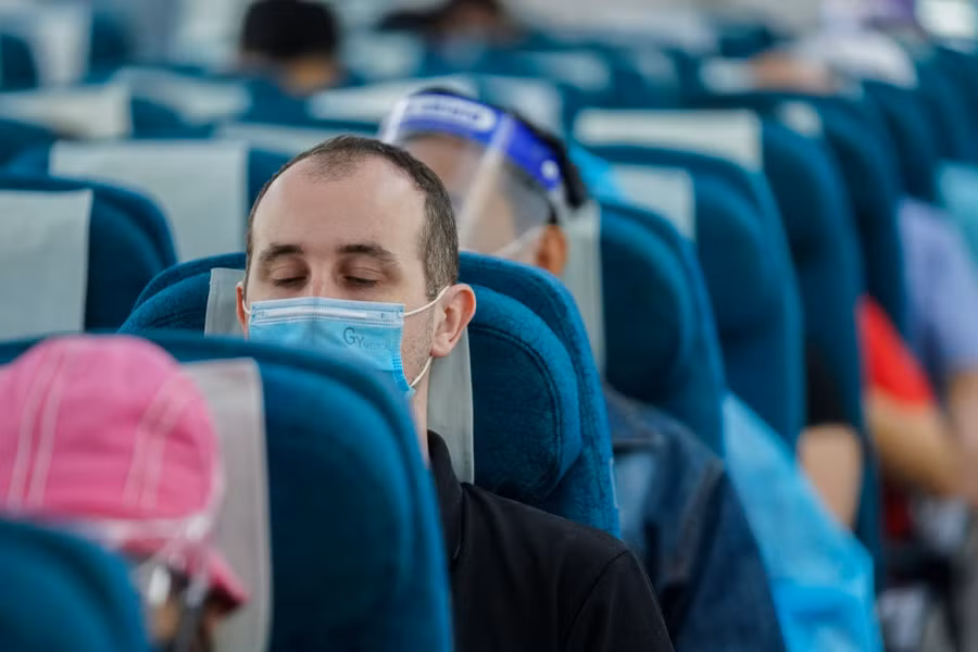 Những hành khách đầu tiên trên chuyến bay từ Tp Hồ Chí Minh đi Hà Nội.