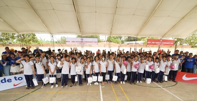 Tặng quà cho các học sinh lớp tiểu học tại địa phương. Tặng quà cho các học sinh lớp tiểu học tại địa phương.