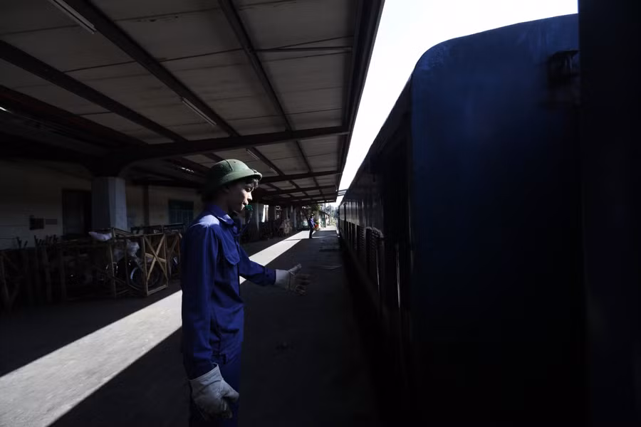 Hai chuyến tàu chở 30 tấn hàng cứu trợ xuyên đêm vào miền Trung ảnh 1