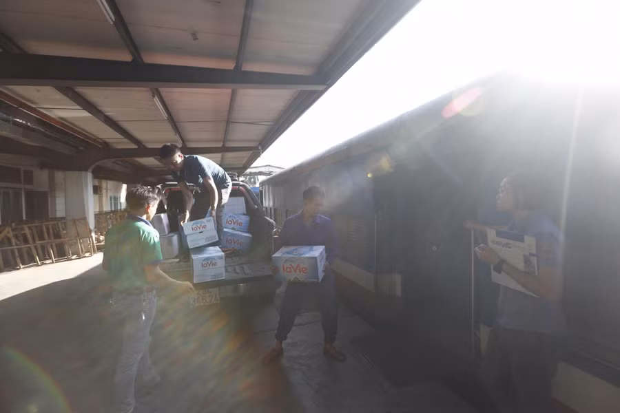 Hai chuyến tàu chở 30 tấn hàng cứu trợ xuyên đêm vào miền Trung ảnh 5