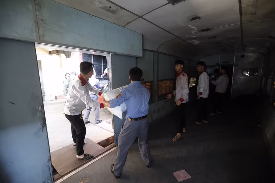 Mặt hàng vận chuyển chủ yếu là nhu yếu phẩm như quần áo, lương thực, đồ y tế,...