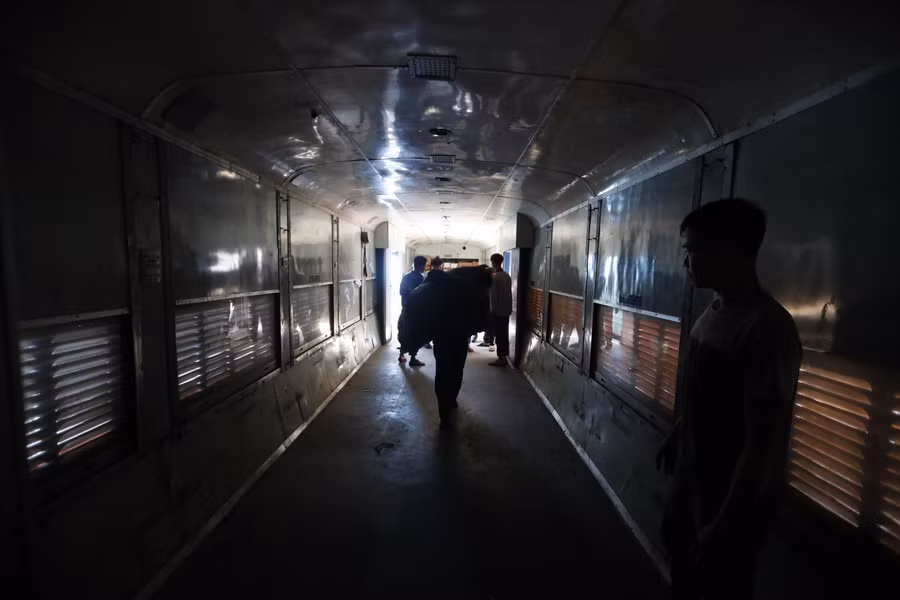 Hai chuyến tàu chở 30 tấn hàng cứu trợ xuyên đêm vào miền Trung ảnh 6