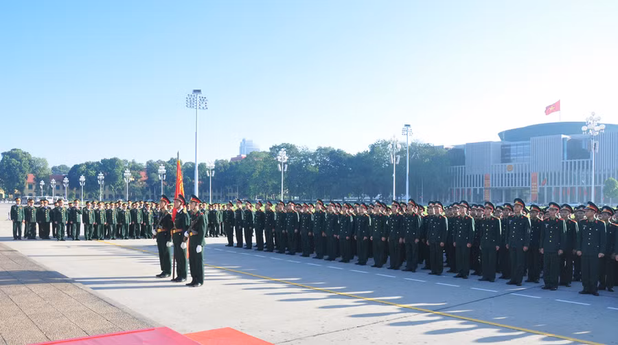 Cán bộ, chiến sĩ Trường sĩ quân Lục quân 1 báo công dâng Bác