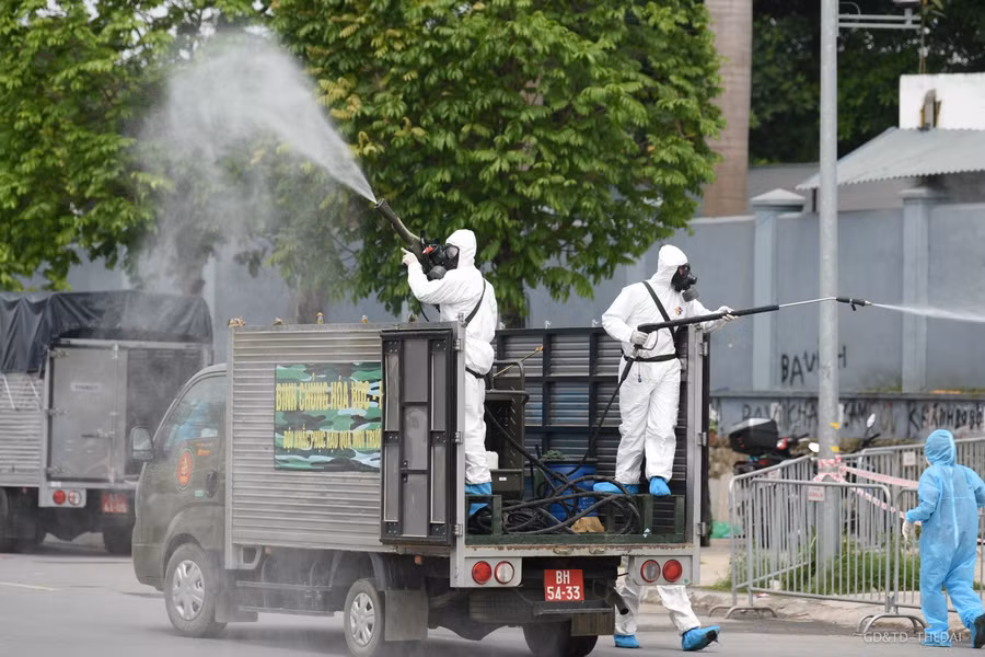 Đoàn xe đặc chủng phun khử khuẩn " từ trong ra ngoài" bệnh viện K ảnh 10