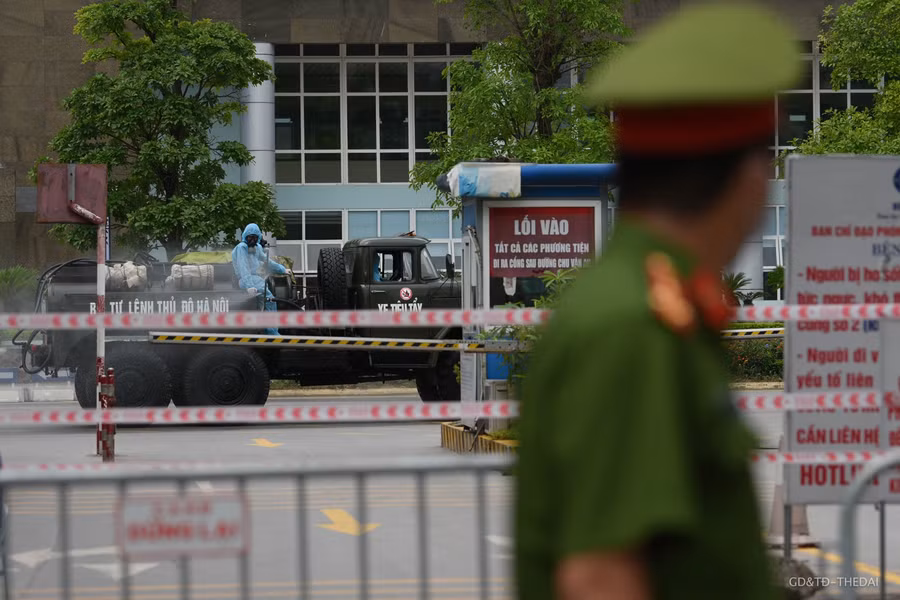 Từ 5h30 sáng hôm nay 7/5, BV K đã chỉ đạo phong tỏa tạm thời tất cả các khoa, phòng; cách ly từng khoa, từng tầng và không tiếp nhận bệnh nhân mới cũng như bệnh nhân ngoại trú, trừ trường hợp cấp cứu đặc biệt.