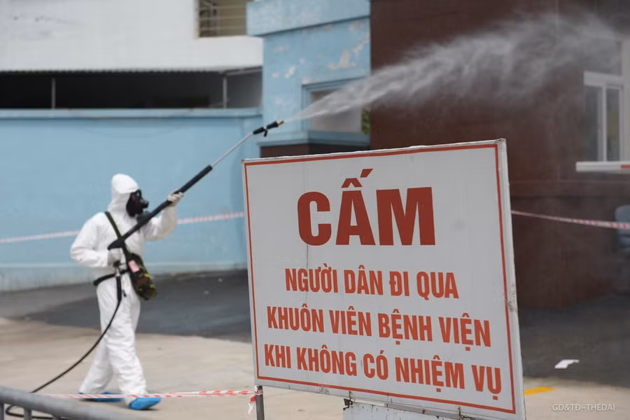 Bộ đội hóa học sẽ phun khử khuẩn toàn bộ khuôn viên bệnh viện, nhà tiếp đón, sảnh tiếp đón khác, khu bảo vệ của bệnh viện, khu khám chữa bệnh, khoa cấp cứu và nhà để xe của bệnh viện.