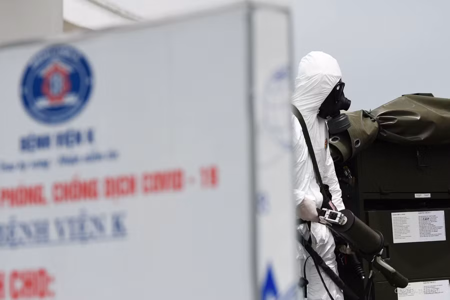 Việc phun khử khuẩn được thực hiện sau khi nơi này ghi nhận 10 ca dương tính.