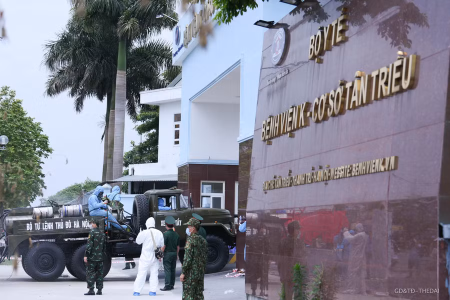 13h, đoàn xe đặc chủng của Bộ Tư lệnh Thủ đô bắt đầu tiến hành phun khử khuẩn toàn bộ BV K.