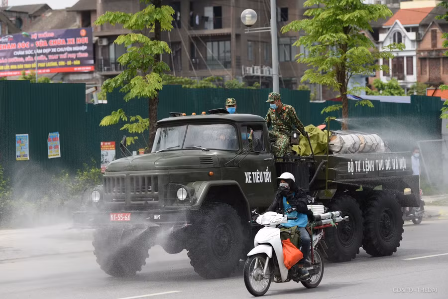 Xung quanh BV cũng được phun khử khuẩn toàn bộ.