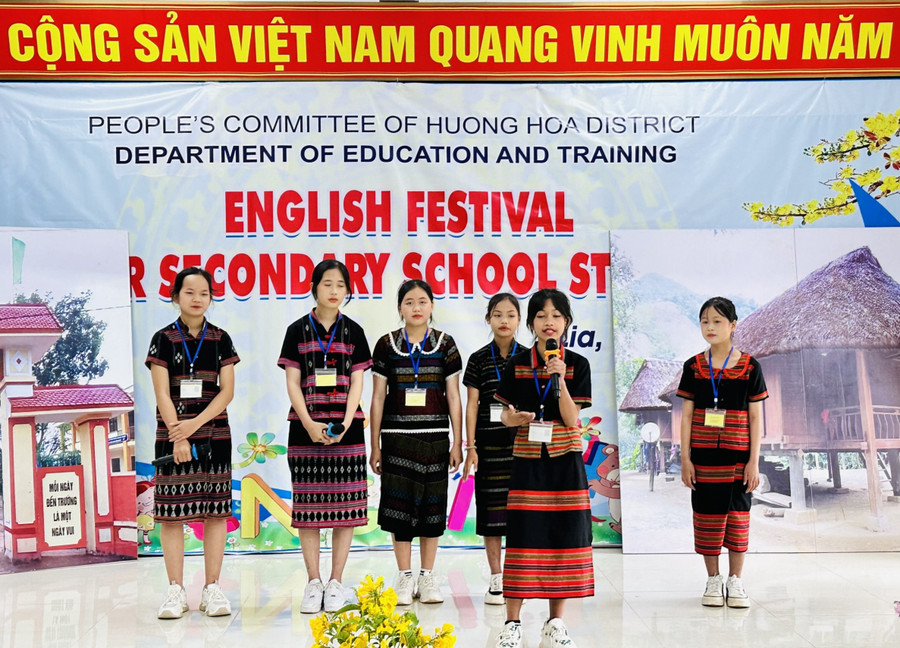 Học sinh phải trải qua 3 phần thi gồm: Chào hỏi; thi hùng biện theo chủ đề và trả lời câu hỏi của Ban giám khảo. (Ảnh: Xuân Hòa).