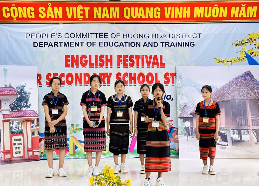 Học sinh phải trải qua 3 phần thi gồm: Chào hỏi; thi hùng biện theo chủ đề và trả lời câu hỏi của Ban giám khảo. (Ảnh: Xuân Hòa).