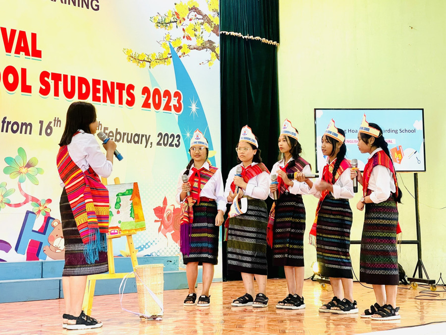 Học sinh phải trải qua 3 phần thi gồm: Chào hỏi; thi hùng biện theo chủ đề và trả lời câu hỏi của Ban giám khảo. (Ảnh: Xuân Hòa).