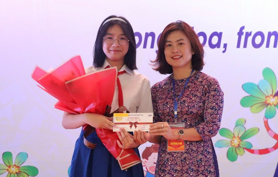 Cô giáo Nguyễn Thị Thanh Nga - Trưởng Phòng GD&amp;ĐT huyện trao giải cho tập thể và cá nhân xuất sắc tại Hội thi tiếng Anh. (Ảnh: Xuân Hòa).