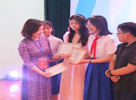 Cô giáo Nguyễn Thị Thanh Nga - Trưởng Phòng GD&amp;ĐT huyện trao giải cho tập thể và cá nhân xuất sắc tại Hội thi tiếng Anh. (Ảnh: Xuân Hòa).