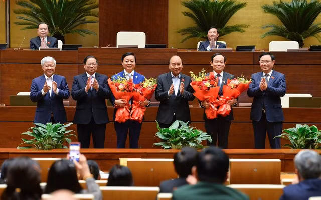 Chủ tịch nước Nguyễn Xuân Phúc, Thủ tướng Chính phủ Phạm Minh Chính, Chủ tịch Quốc hội Vương Đình Huệ, Chủ tịch Ủy ban Trung ương MTTQ Việt Nam Đỗ Văn Chiến gửi những lời chúc mừng tốt đẹp nhất và tặng những đóa hoa tươi thắm tới đồng chí Trần Hồng Hà và đồng chí Trần Lưu Quang.