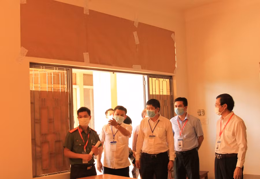 Thứ trưởng và đoàn công tác nghe đại diện Sở GD-ĐT trình bày phương án cách ly 2 vòng độc lập đối với Ban làm phách tại điểm chấm thi (Trường Cao đẳng Sư phạm Đắk Lắk).