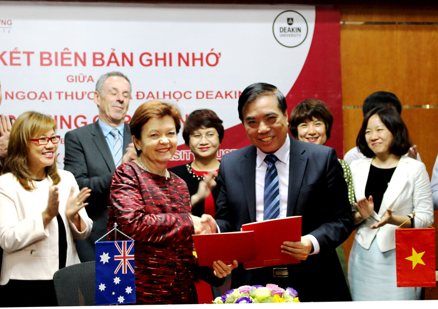 PGS. TS Bùi Anh Tuấn và GS. Jane Den Hollander trao đổi Biên bản ghi nhớ