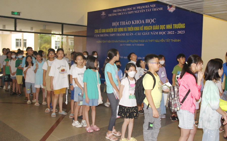 Thí sinh xếp hàng ngay ngắn và được dẫn lối lên phòng thi.