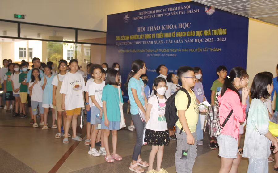 Thí sinh xếp hàng ngay ngắn và được dẫn lối lên phòng thi.