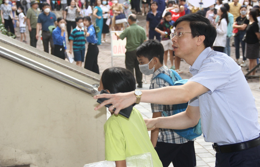 PGS.TS Nguyễn Văn Hiền - Phó Hiệu trưởng Trường ĐH Sư phạm Hà Nội trực tiếp đến tại điểm thi Nhà K để chỉ đạo, hướng dẫn thí sinh vào khu vực thi.