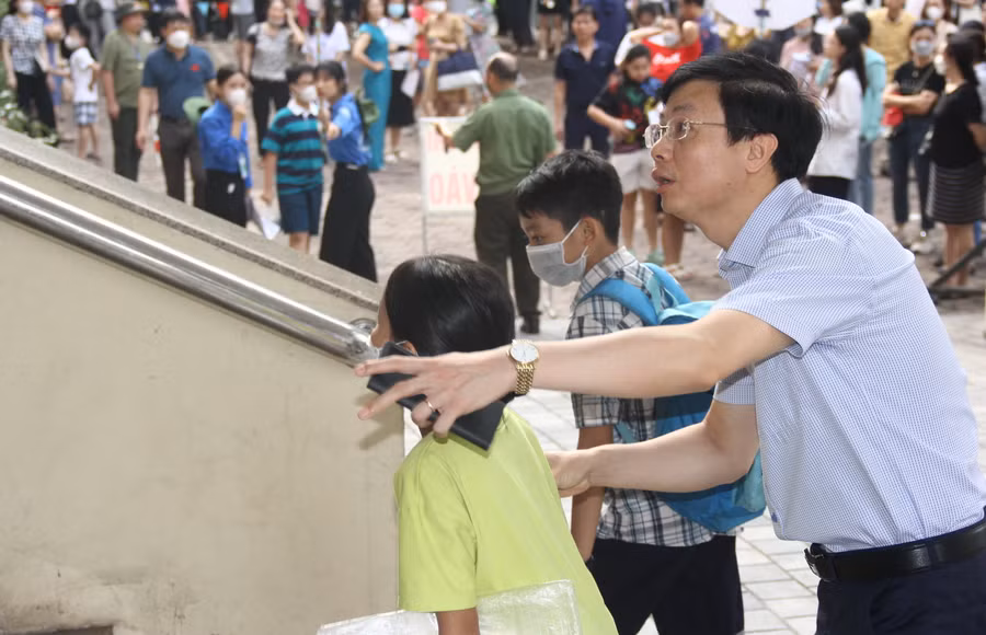 PGS.TS Nguyễn Văn Hiền - Phó Hiệu trưởng Trường ĐH Sư phạm Hà Nội trực tiếp đến tại điểm thi Nhà K để chỉ đạo, hướng dẫn thí sinh vào khu vực thi.