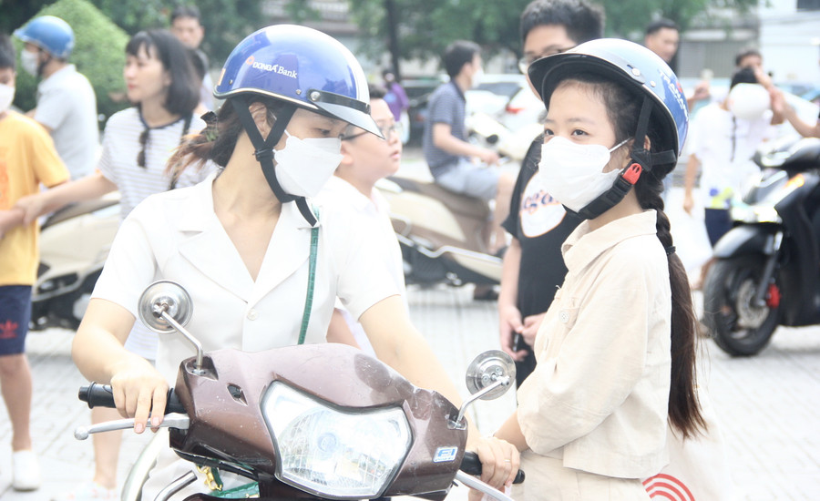 Phụ huynh và thí sinh trước giờ vào phòng thi.